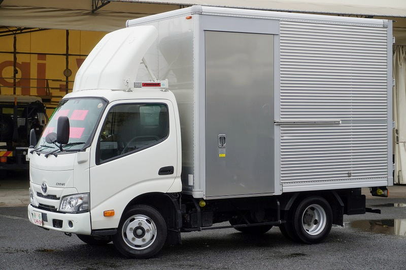 ダイナ 10尺 アルミバン 積載2000kg サイドドア ラッシング1段 導風板 90度ストッパー 電動パーキングブレーキ スマートキー LEDヘッドライト クリアランスソナー バックカメラ ETC 社外ナビ 衝突軽減ブレーキ 車線逸脱警報 北村製 全低床 ワンオーナー!AT車! 車検「R9年4月まで!」フロント画像
