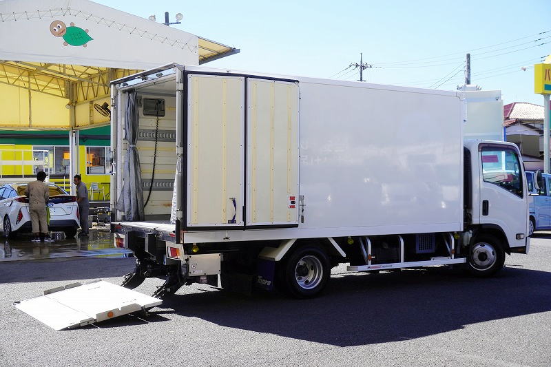 エルフ　「ワイドロング」　冷蔵冷凍車　積載２０００ｋｇ　格納パワーゲート　リア三枚扉　－３０度設定　スタンバイ装置　荷台シマ板張り　ラッシング２段　エアリブ　電動パーキングブレーキ　バックカメラ　左電格ミラー　坂道発進補助　フォグランプ　東プレ製　６速ＭＴ！