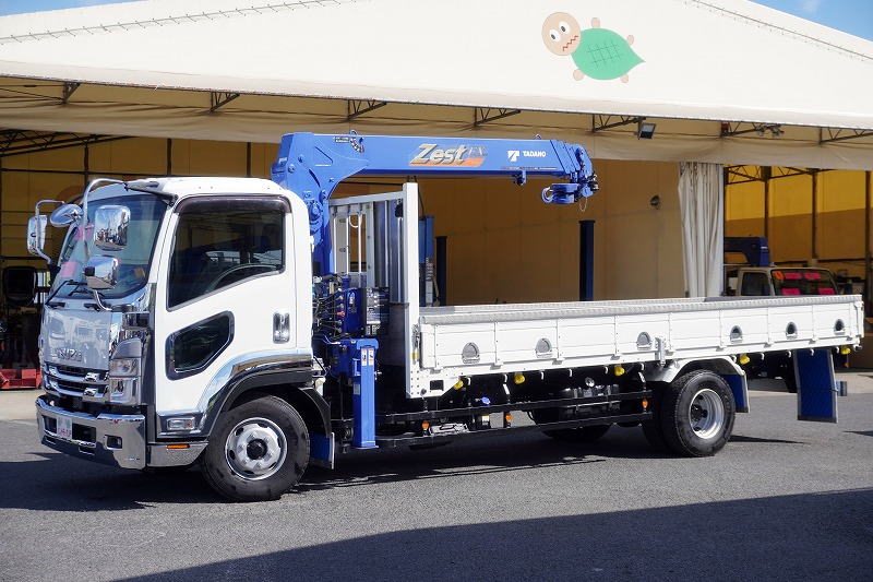 フォワード 4トン 「標準幅 ベッドレス」 4段クレーン 積載2300kg タダノ製 5.5m長 ラジコン フックイン 2.93t吊 角足 差し違いアウトリガー ロープ穴6対 床フック6対 鳥居シマ板張り セイコーラック アオリ上部プロテクター付き LEDヘッドライト&フォグランプ メッキパーツ バックカメラ ETC2.0 衝突軽減ブレーキ 車線逸脱警報 AT車!高年式!低走行!!フロント画像