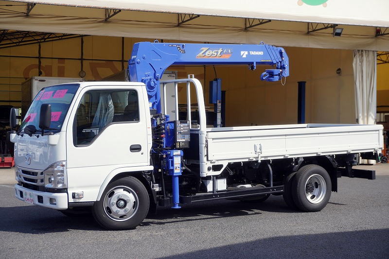 （未使用）　タイタン　「標準幅　ロング」　４段クレーン　積載３０００ｋｇ　タダノ製　ラジコン　フックイン　２．６３ｔ吊　セイコーラック　左電格ミラー　坂道発進補助　ＬＥＤヘッドライト　フォグランプ　キーレス　衝突軽減ブレーキ　車線逸脱警報　６速ＭＴ！フロント画像