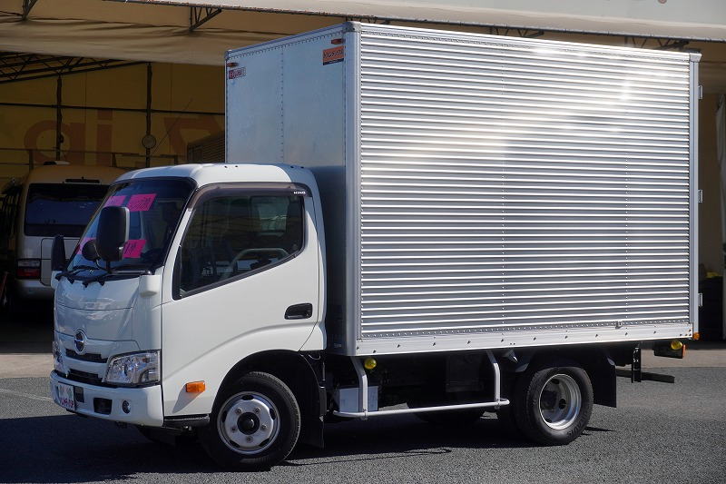 デュトロ　１０尺　アルミバン　積載２０００ｋｇ　ラッシング２段　左電格ミラー　電動パーキングブレーキ　ＬＥＤヘッドライト　フォグランプ　クリアランスソナー　バックカメラ　ＥＴＣ２．０　衝突軽減ブレーキ　車線逸脱警報　トランテックス製　全低床　ＡＴ車！フロント画像