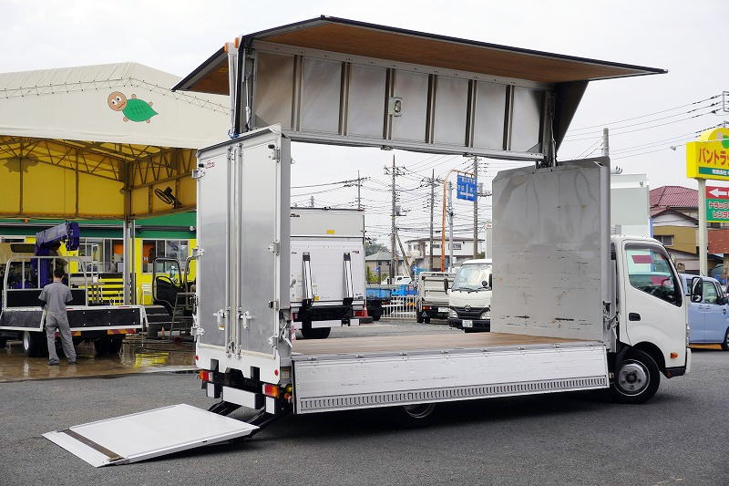 デュトロ　「ワイドロング」　アルミウイング　積載２０００ｋｇ　パワーゲート　ラッシング１段　セイコーラック　左電格ミラー　バックカメラ　社外ナビ　ＥＴＣ　電動パーキングブレーキ　フォグランプ　衝突軽減ブレーキ　車線逸脱警報　日本フルハーフ製　５速ＭＴ！フロント画像