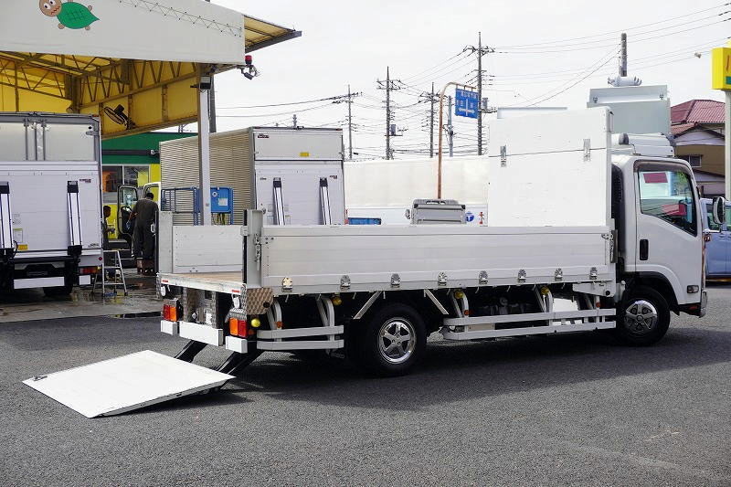 エルフ　「ワイドロング」　平ボディー　アルミブロック　三方開　積載２０００ｋｇ　パワーゲート　造りボディー　鳥居鉄板張り＆上部可倒式　バックカメラ　ルーフキャリア　メッキパーツ　左電格ミラー　坂道発進補助　フォグランプ　６速ＭＴ！希少車！フロント画像