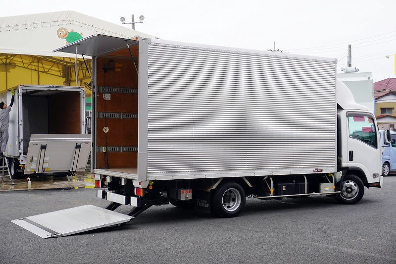 エルフ　「ワイドロング」　アルミバン　積載２０００ｋｇ　手動跳ね上げ式パワーゲート　ラッシング３段　導風板　高箱　左電格ミラー　バックカメラ　社外ナビ　ＥＴＣ２．０　ＬＥＤヘッドライト＆フォグランプ　衝突軽減ブレーキ　車線逸脱警報　日本フルハーフ製　高年式！ＡＴ車！フロント画像