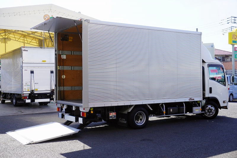 エルフ　「ワイドロング」　アルミバン　積載２０００ｋｇ　手動跳ね上げ式パワーゲート　ラッシング３段　導風板　高箱　左電格ミラー　バックカメラ　社外ナビ　ＥＴＣ２．０　ＬＥＤヘッドライト＆フォグランプ　衝突軽減ブレーキ　車線逸脱警報　日本フルハーフ製　高年式！ＡＴ車！フロント画像