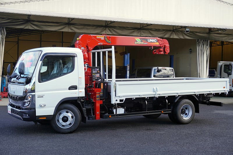 キャンター　「カスタム　ワイド超ロング」　４段クレーン　積載３３００ｋｇ　古河ユニック製　ラジコン　フックイン　２．９３ｔ吊　角足　差し違いアウトリガー　セイコーラック　ＬＥＤヘッドライト＆ＬＥＤフォグランプ　オートエアコン　坂道発進補助　左電格ミラー　メッキパーツ　スマートキー　衝突軽減ブレーキ　車線逸脱警報　５速ＭＴ！