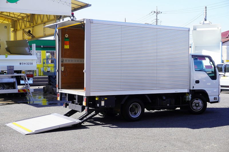 タイタン　「標準幅　セミロング」　アルミバン　積載１９００ｋｇ　サイドドア　跳ね上げ式　パワーゲート　ラッシング１段　全高約２．８ｍ　バックカメラ　ＥＴＣ　左電格ミラー　フォグランプ　北村製　ＡＴ車！準中型（５トン限定）免許対応！希少車！！フロント画像
