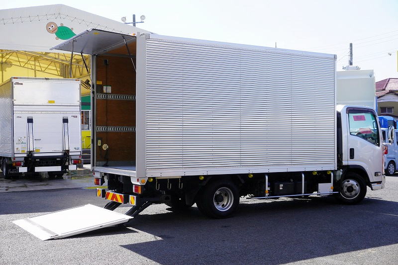 エルフ　「ワイドロング」　アルミバン　積載３０００ｋｇ　サイドドア　跳ね上げ式　パワーゲート　高箱　ラッシング２段　荷台鉄板張り　バックカメラ　ＥＴＣ２．０　左電格ミラー　坂道発進補助　フォグランプ　メッキパーツ　衝突軽減ブレーキ　車線逸脱警報　日本フルハーフ製　６速ＭＴ！フロント画像