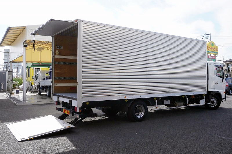レンジャー　４トン　「ワイド　ベッド付き」　アルミバン　積載２７５０ｋｇ　サイドドア　リアエアサス　６．３ｍ長　跳ね上げ式　パワーゲート　ラッシング２段　ラジコン　荷台シマ板張り　バックカメラ　坂道発進補助　オートエアコン　ＬＥＤヘッドライト＆フォグランプ　衝突軽減ブレーキ　車線逸脱警報　トランテックス製　６速ＭＴ！フロント画像