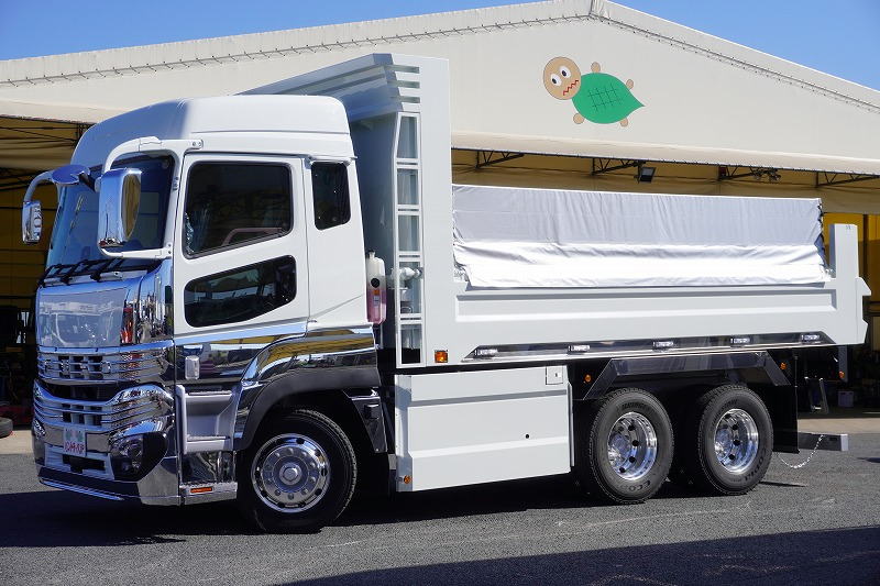 （未使用）　スーパーグレート　421馬力　大型　「ハイルーフ」　３軸　２デフ　土砂ダンプ　５．３ｍ×２３５　積載７９００ｋｇ　新明和製　角底　電動コボレーン　鳥居シートデッキ＆ラダー　ＥＴＣ２．０　メッキパーツ　AＴ車！総重量２０トン未満！フロント画像