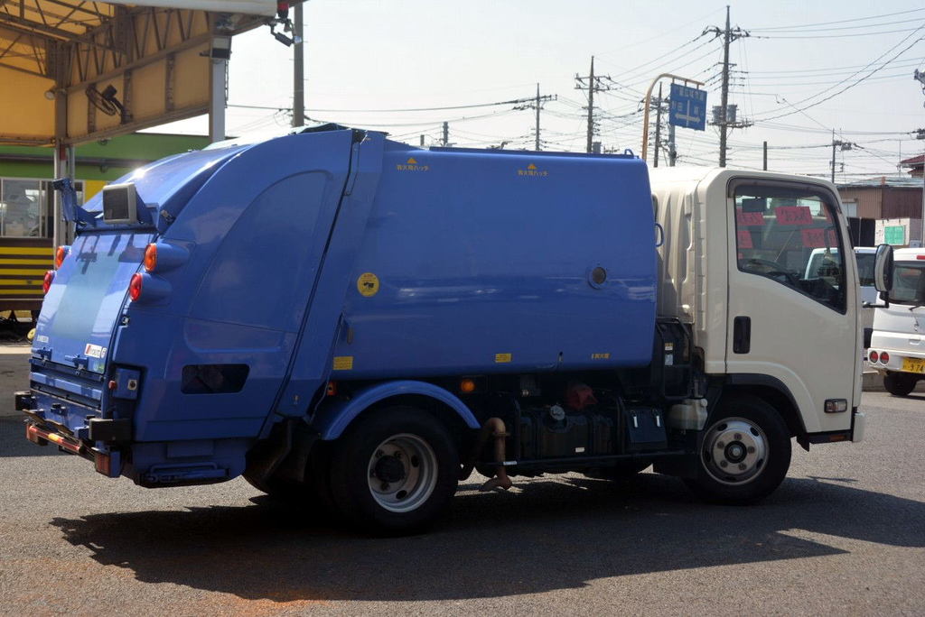 エルフ　パッカー車　プレス式　極東製　積載２０００ｋｇ　４．２立米　単独動作　汚水タンク　助手席側スライドドア　バックカメラ　両側電格ミラー　坂道発進補助　ミラーヒーター　網工具入れ　フォグランプ　６速ＭＴ！AK6