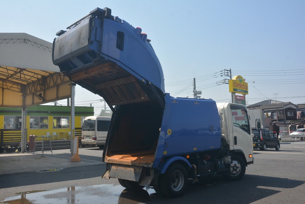 エルフ　パッカー車　プレス式　極東製　積載２０００ｋｇ　４．２立米　単独動作　汚水タンク　助手席側スライドドア　バックカメラ　両側電格ミラー　坂道発進補助　ミラーヒーター　網工具入れ　フォグランプ　６速ＭＴ！AK36