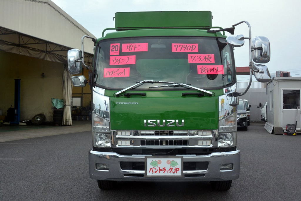 フォワード　増トン　「ベッド付き」　重機運搬車　タダノ製　ハイジャッキ　積載７３００ｋｇ　アユミ板掛け　ウインチ　作業灯　ルーフラック　メッキパーツ多数！６速ＭＴ！　車検付「令和４年４月」まで！0