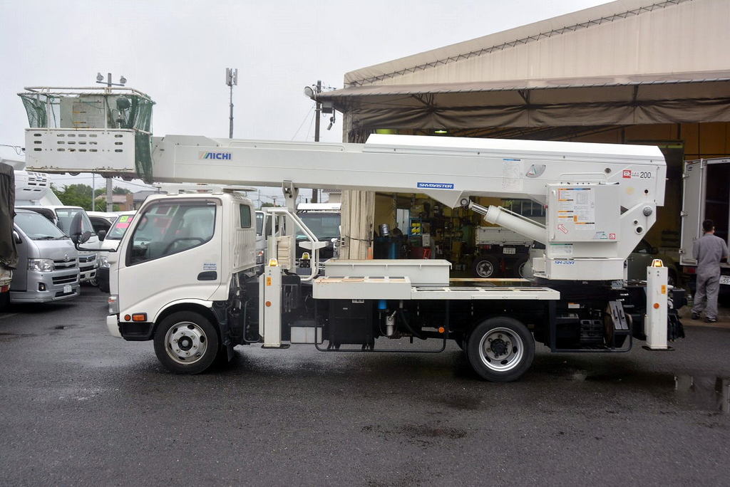 デュトロ　高所作業車　アイチ製（ＳＫ２２Ａ）　最大地上高２２．１ｍ　鉄製バケット　バケット積載荷重２００ｋｇ　アワーメーター：１９１８．２ｈ　バケット２人乗り　６速ＭＴ！1