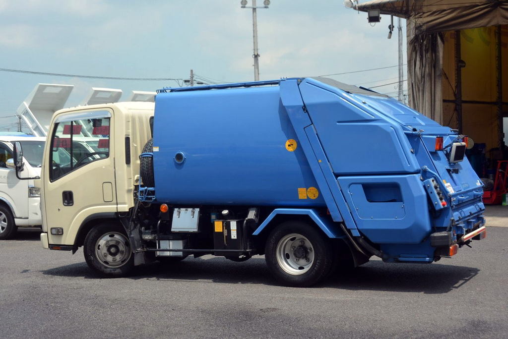 エルフ　パッカー車　プレス式　モリタ製　積載２０００ｋｇ　４．１立米　単独動作　助手席側ドアスライド式　バックカメラ　防臭扉　汚水タンク　フォグランプ　６速ＭＴ！AK4