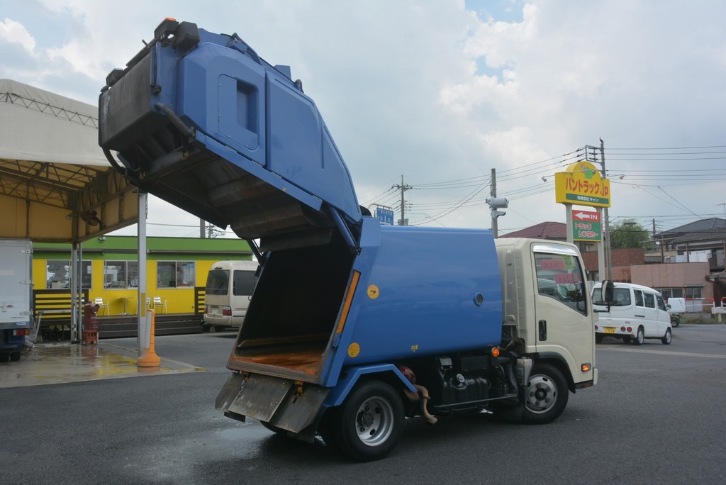 エルフ　パッカー車　プレス式　モリタ製　積載２０００ｋｇ　４．１立米　単独動作　助手席側ドアスライド式　バックカメラ　防臭扉　汚水タンク　フォグランプ　６速ＭＴ！AK20