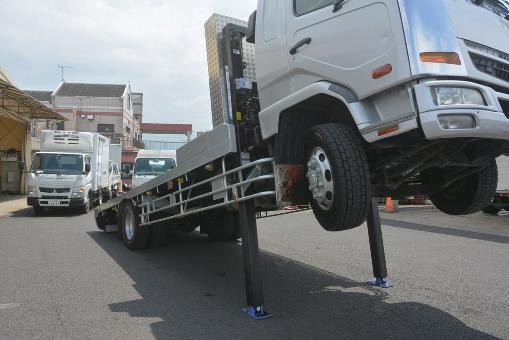 ファイター　増トン　「標準幅　ベッド付き」　重機運搬車　タダノ製　ハイジャッキ　積載６９００ｋｇ　アユミ板掛け　ウインチ　リモコン　鳥居アルミシマ板加工　造りボディー　メッキパーツ多数！６速ＭＴ！　車検付「令和４年４月」まで！　065813