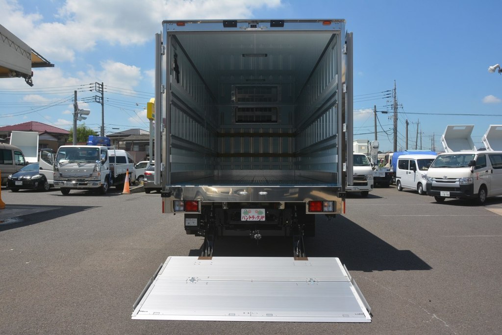 （未使用）レンジャー　４トン　「ワイド　ベッド付」　冷蔵冷凍車　格納パワーゲート付き　積載２２００ｋｇ　キーストン　リアエアサス　６．２ｍ長　観音式サイドドア　デンソー製　－３２度設定　ラッシング２段　バックモニター　２４０馬力！６速ＭＴ！車検「令和５年７月まで！」115818