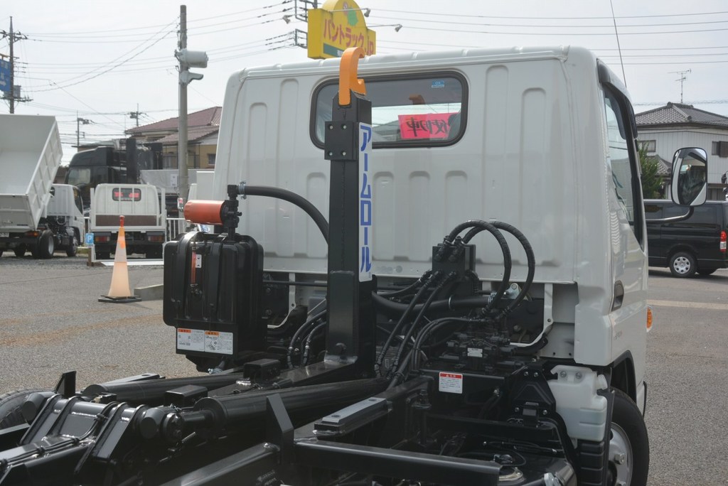 （未使用）　キャンター　アームロール　新明和製　ツインシリンダー　積載２０００ｋｇ　フォグランプ　車線逸脱警報　衝突軽減ブレーキ　全低床　アドブルー　５速ＭＴ！準中型（５トン限定）免許対応！　車検付「令和５年４月」まで！20