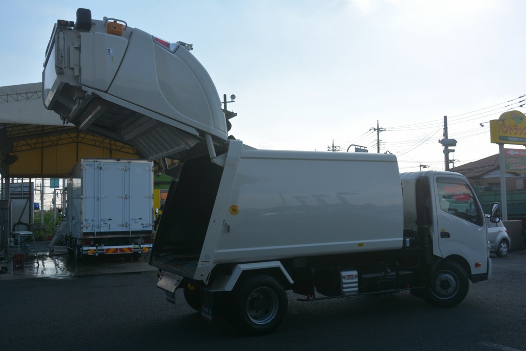 デュトロ　「ワイド」　パッカー車　極東製　プレス式　８．３立米　積載２７００ｋｇ　連続動作　汚水タンク　防臭扉　バックカメラ　ＥＴＣ　フォグランプ　網工具入れ　６速ＭＴ！　車検付「令和４年７月」まで！21