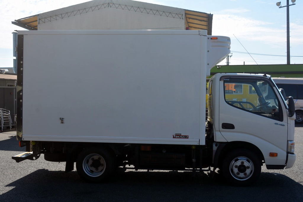 デュトロ　１０尺　冷蔵冷凍車　積載１９５０ｋｇ　サイドドア　－３０度設定　菱重製　ラッシング２段　バックカメラ　スノコ　間仕切り扉　荷室カーテン　エアリブ　フォグランプ　５速ＭＴ！準中型（５トン限定）免許対応！4