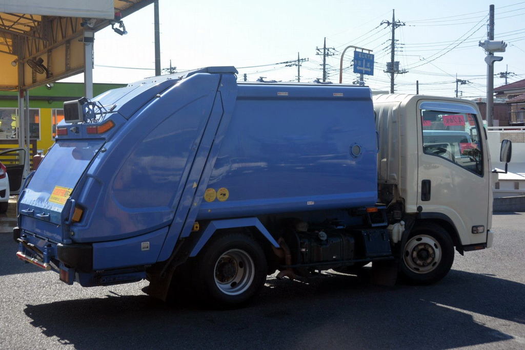 エルフ　パッカー車　プレス式　積載２０００ｋｇ　新明和製　４．２立米　汚水タンク　単独動作　助手席側ドアスライド式　バックカメラ　フォグランプ　６速ＭＴ！ 6