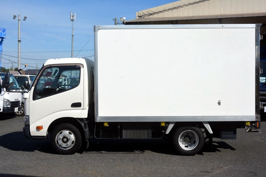 トヨエース　１０尺　冷蔵冷凍車　積載２０００ｋｇ　－７℃設定　デンソー製　全低床　キーストン　５速ＭＴ！準中型（５トン限定）免許対応！1