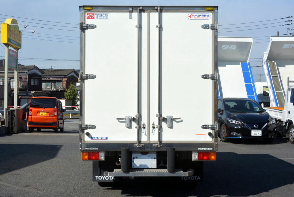 トヨエース　１０尺　冷蔵冷凍車　積載２０００ｋｇ　－７℃設定　デンソー製　全低床　キーストン　５速ＭＴ！準中型（５トン限定）免許対応！2