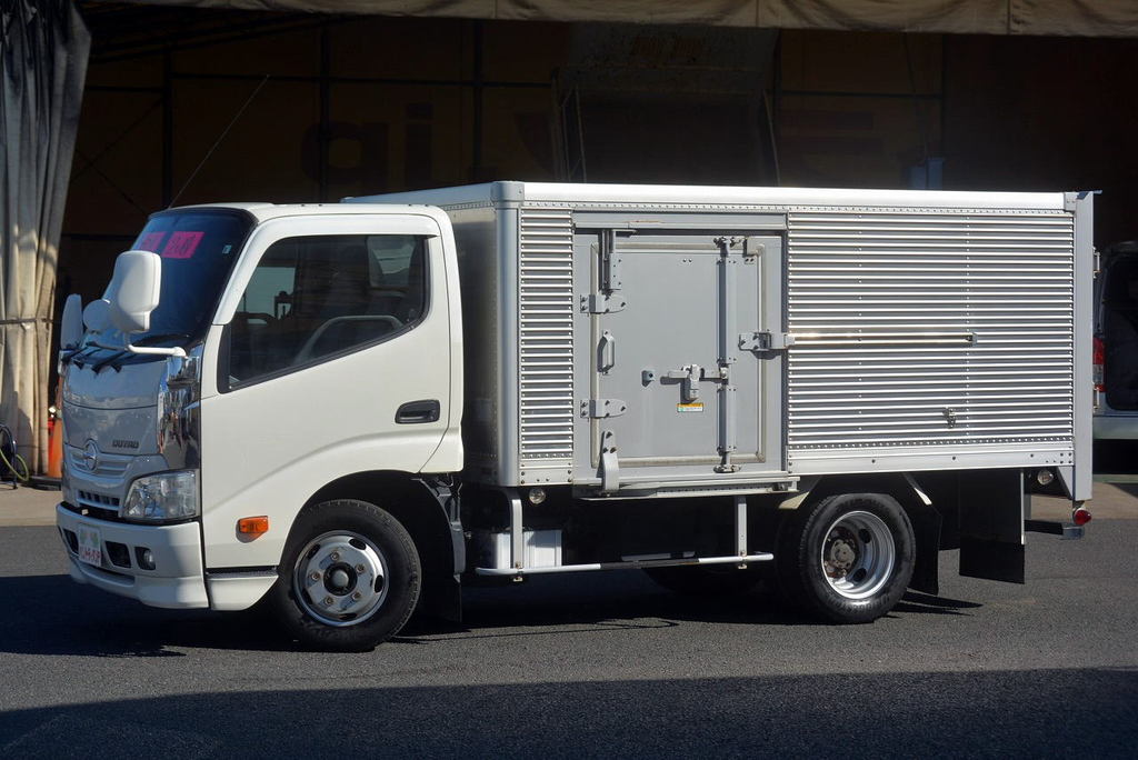 デュトロ　１０尺　アルミバン　積載２０００ｋｇ　日本フルハーフ製　低箱　サイドドア　バックカメラ　ラッシング１段　全高２０８ｃｍ　ＡＴ車！　車検付「令和４年５月」まで！準中型（５トン限定）免許対応！フロント画像