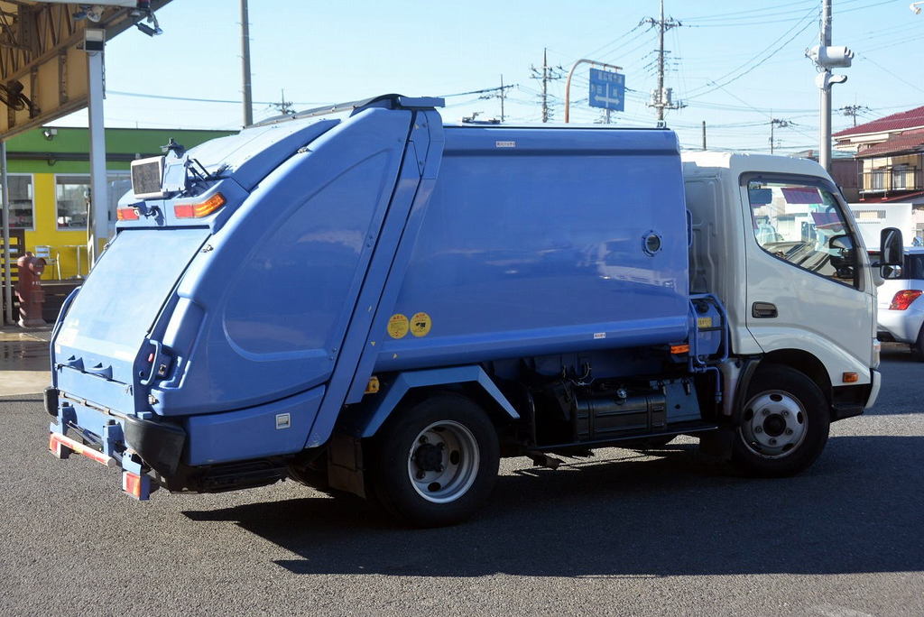 デュトロ　パッカー車　新明和製　積載２０００ｋｇ　プレス式　４．２立米　単独動作　汚水タンク　防臭扉　助手席側スライドドア　バックカメラ　フォグランプ　両側電格ミラー　５速ＭＴ！AK5