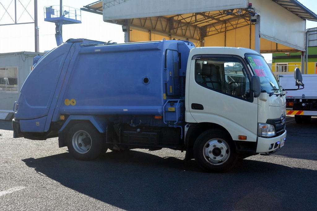 デュトロ　パッカー車　新明和製　積載２０００ｋｇ　プレス式　４．２立米　単独動作　汚水タンク　防臭扉　助手席側スライドドア　バックカメラ　フォグランプ　両側電格ミラー　５速ＭＴ！AK6