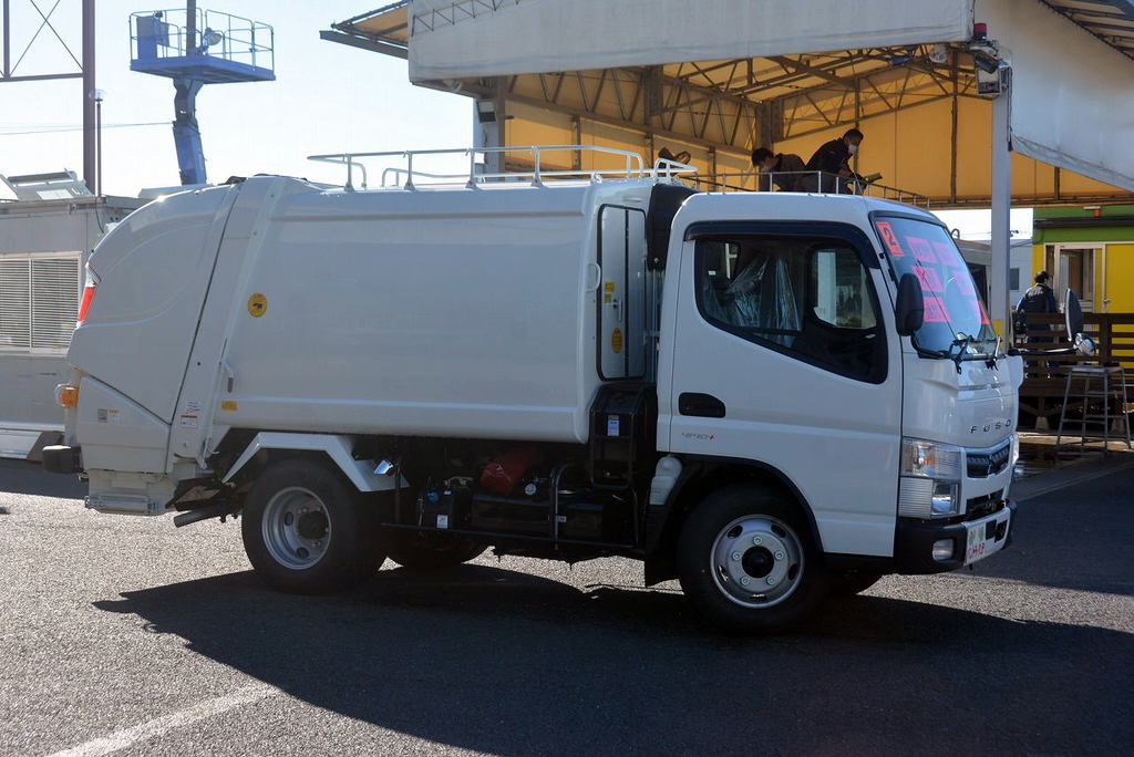 （未使用）　キャンター　パッカー車　プレス式　極東製　積載２０００ｋｇ　連続動作　４．３立米　汚水タンク　バックカメラ　ラダー　フォグランプ　５速ＭＴ！車検「Ｒ４年１２月まで！」2