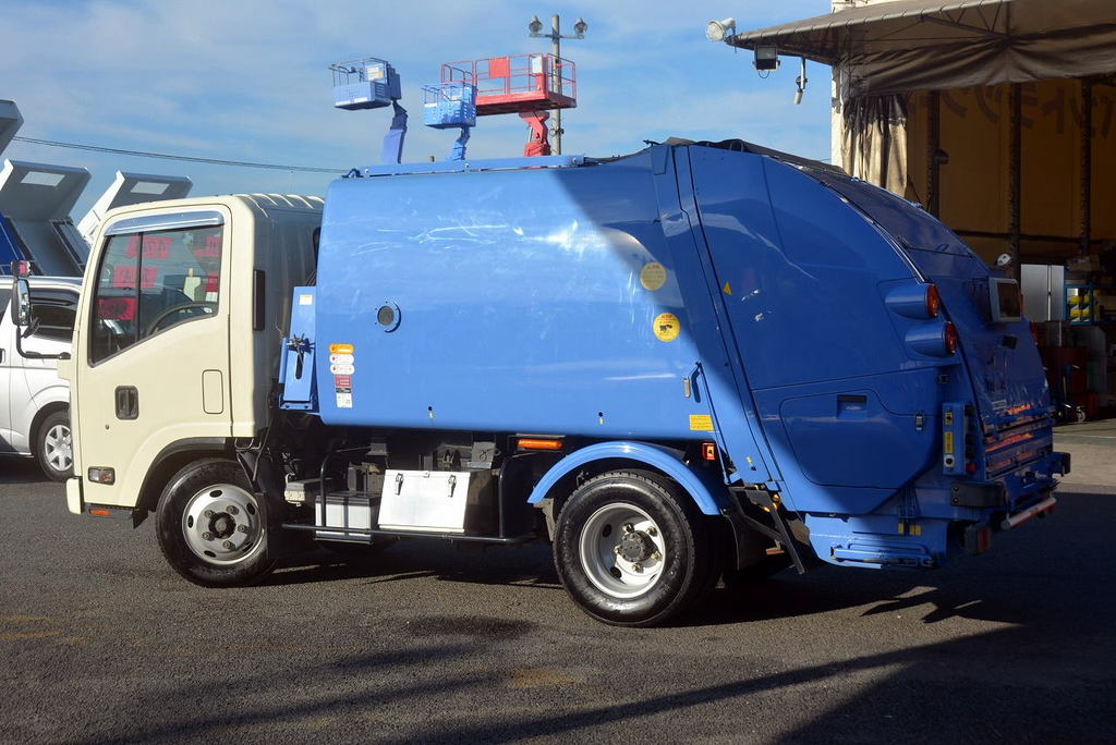 エルフ　パッカー車　プレス式　極東製　積載２０００ｋｇ　４．２立米　連続動作　防臭扉　汚水タンク　助手席側スライドドア　バックカメラ　坂道発進補助　左電格ミラー　作業中表示灯　６速ＭＴ！3