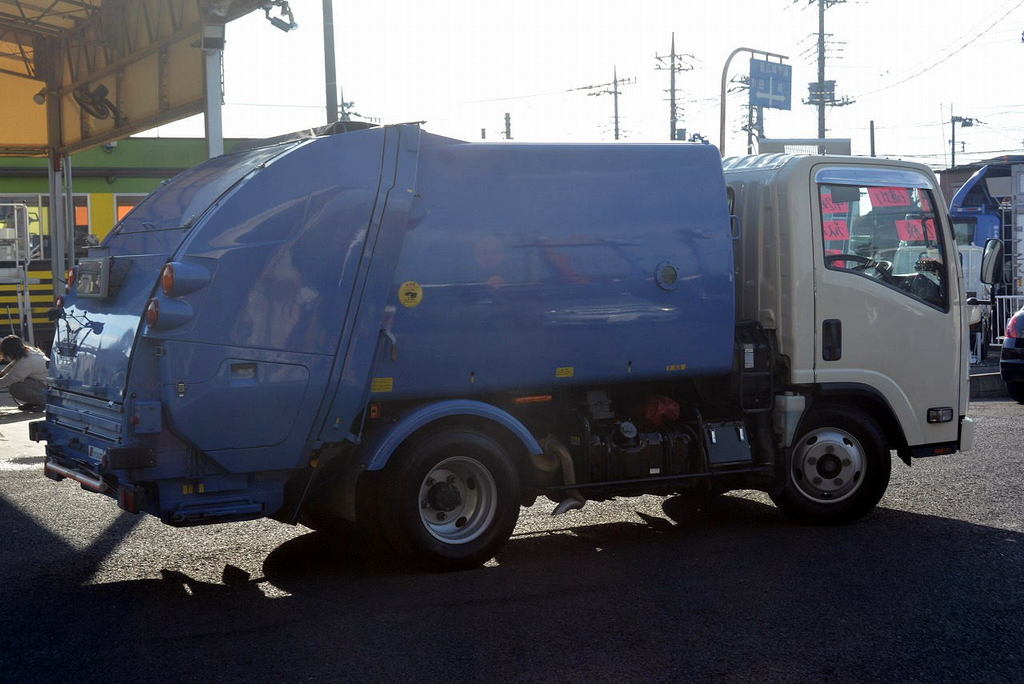 エルフ　パッカー車　プレス式　極東製　積載２０００ｋｇ　４．２立米　連続動作　防臭扉　汚水タンク　助手席側スライドドア　バックカメラ　坂道発進補助　左電格ミラー　作業中表示灯　６速ＭＴ！5