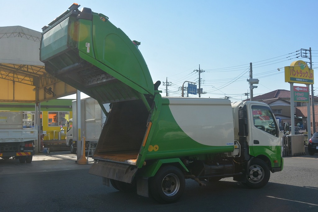 デュトロ　「ワイド」　パッカー車　新明和製　プレス式　積載２９００ｋｇ　６．０立米　連続スイッチ　汚水タンク　防臭扉　網工具入れ　バックカメラ　坂道発進補助　作業中表示灯　６速ＭＴ！18