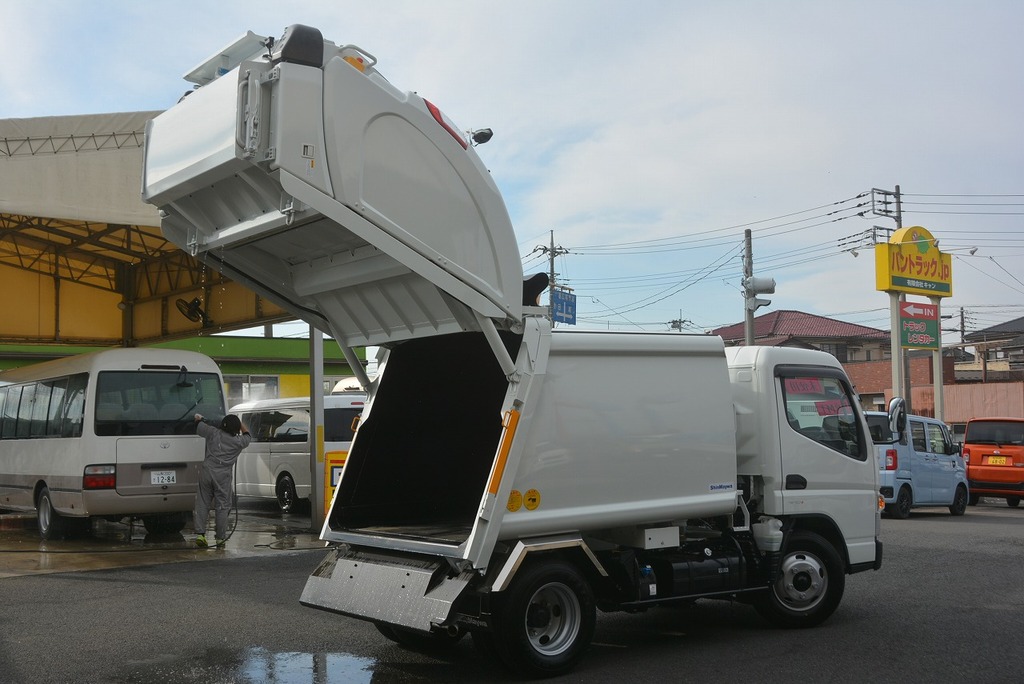 （未使用）　キャンター　パッカー車　プレス式　新明和製　積載２０００ｋｇ　連続動作　４．３立米　汚水タンク　防臭扉　左電格ミラー　アドブルー　衝突軽減ブレーキ　車線逸脱警報　５速ＭＴ！車検「Ｒ５年３月まで！」32