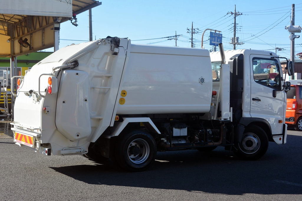 レンジャー　４トン　「ベッドレス」　パッカー車　新明和製　巻き込み式　積載２３５０ｋｇ　６．４立米　連続動作　バックカメラ　汚水タンク　網工具入れ　６速ＭＴ！6