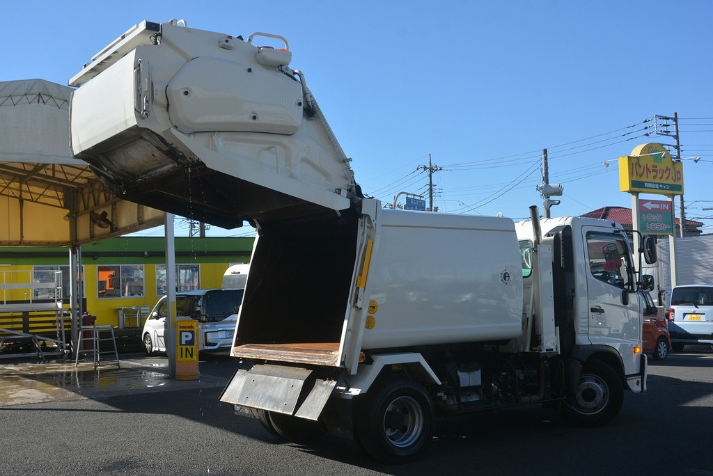 レンジャー　４トン　「ベッドレス」　パッカー車　新明和製　巻き込み式　積載２３５０ｋｇ　６．４立米　連続動作　バックカメラ　汚水タンク　網工具入れ　６速ＭＴ！34