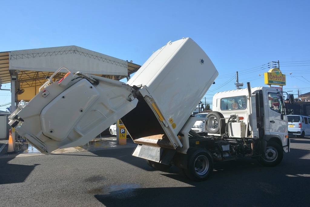 レンジャー　４トン　「ベッドレス」　パッカー車　新明和製　巻き込み式　積載２３５０ｋｇ　６．４立米　連続動作　バックカメラ　汚水タンク　網工具入れ　６速ＭＴ！36