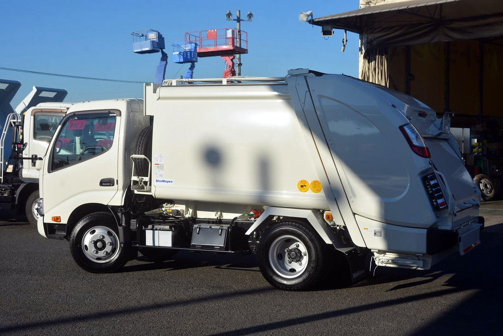 （未使用）　デュトロ　パッカー車　積載２０００ｋｇ　プレス式　４．３立米　新明和製　連続動作　バックカメラ　汚水タンク　フォグランプ　電動パーキングブレーキ　６速ＭＴ！車検「Ｒ５年６月まで！」3