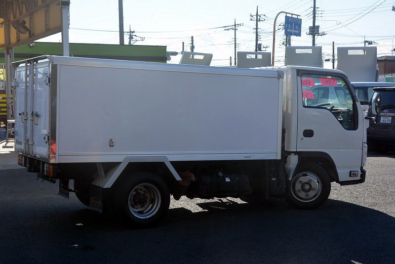 タイタン　「標準幅　ショート」　冷蔵冷凍車　積載１５００ｋｇ　低箱　サイドドア　菱重製　－３０度設定　荷台ステンレス張り　箱内二室仕様　坂道発進補助　観音扉９０度ストッパー　エアリブ（前方のみ）　５速ＭＴ！ 　128276