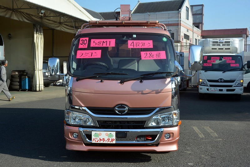 デュトロ　「標準幅　セミロング」　４段クレーン　アルミブロック　積載２８００ｋｇ　２段アオリ　タダノ製　ラジコン　フックイン　２．６３ｔ吊　セイコーラック　鳥居シマ板張り＆工具箱付き　荷台鉄板張り　メッキパーツ　社外ナビ　ＥＴＣ　ルーフキャリア　架装多数有り！低走行！５速ＭＴ！希少車！！ 07580