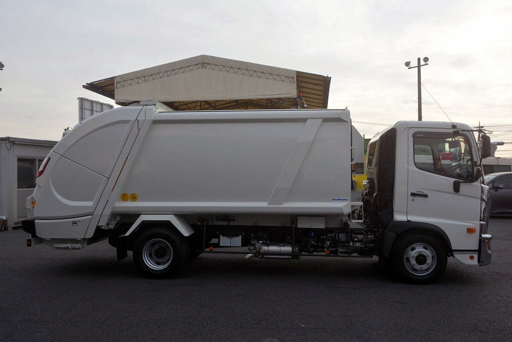 （未使用）　レンジャー　４トン　「ベッドレス」　パッカー車　プレス式　積載１５００ｋｇ　新明和製　連続動作　１０．２立米　汚水タンク　防臭扉　網工具入れ　バックカメラ　ＥＴＣ　低騒音　メッキパーツ多数！紙、段ボール仕様！６速ＭＴ！1