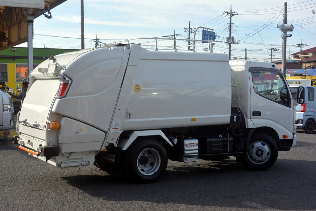 デュトロ　（未使用）パッカー車　極東製　積載２０００ｋｇ　プレス式　４．３立米　連続動作　汚水タンク　高圧縮モード　防臭扉　バックカメラ　ＥＴＣ　坂道発進補助　左電格ミラー　クリアランスソナー　フォグランプ　６速ＭＴ！3