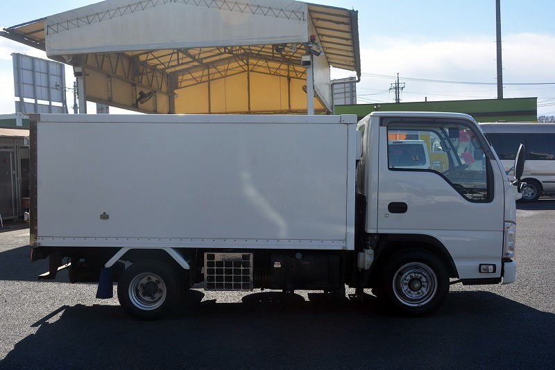 エルフ　「標準幅　ショート」　冷蔵冷凍車　積載１５００ｋｇ　低箱　東プレ製　－３０度設定　フラットロー　キーストン　ラッシング１段　エアリブ　バックカメラ　ＥＴＣ　５速ＭＴ！　AK3