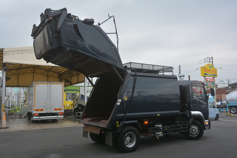 フォワード　増トン　「ベッドレス」　パッカー車　積載４１００ｋｇ　極東製　プレス式　８．７立米　連続動作　コンテナアーム　上物ハシゴ＆キャリア付き　メッキパーツ　６速ＭＴ！中型免許対応！24