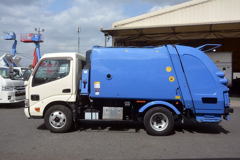 デュトロ　パッカー車　極東製　積載２０００ｋｇ　プレス式　４．２立米　単独動作　汚水タンク　防臭扉　助手席側スライドドア　バックカメラ　坂道発進補助　左電格ミラー　フォグランプ　５速ＭＴ1