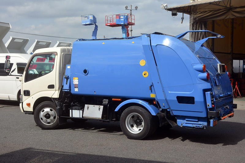 デュトロ　パッカー車　極東製　積載２０００ｋｇ　プレス式　４．２立米　単独動作　汚水タンク　防臭扉　助手席側スライドドア　バックカメラ　坂道発進補助　左電格ミラー　フォグランプ　５速ＭＴ5