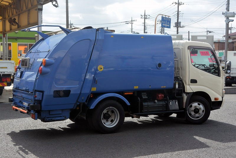 デュトロ　パッカー車　極東製　積載２０００ｋｇ　プレス式　４．２立米　単独動作　汚水タンク　防臭扉　助手席側スライドドア　バックカメラ　坂道発進補助　左電格ミラー　フォグランプ　５速ＭＴ6