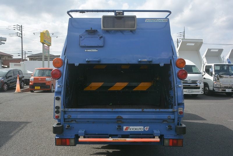 デュトロ　パッカー車　極東製　積載２０００ｋｇ　プレス式　４．２立米　単独動作　汚水タンク　防臭扉　助手席側スライドドア　バックカメラ　坂道発進補助　左電格ミラー　フォグランプ　５速ＭＴ17